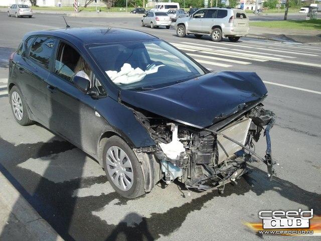 Битый автомобиль Kia Cee'd (2014) в Орле