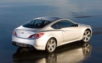 112_0805_02z+hyundai_genesis_coupe+three_quarters_rear_view.jpg