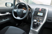 201002191220_2010_toyota_auris7-575x383.jpg