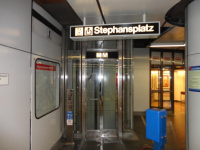 В метро имеется лифт для инвалидов..JPG